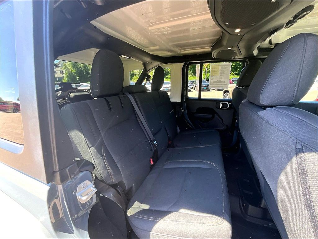 2024 Jeep Wrangler — photo 16
