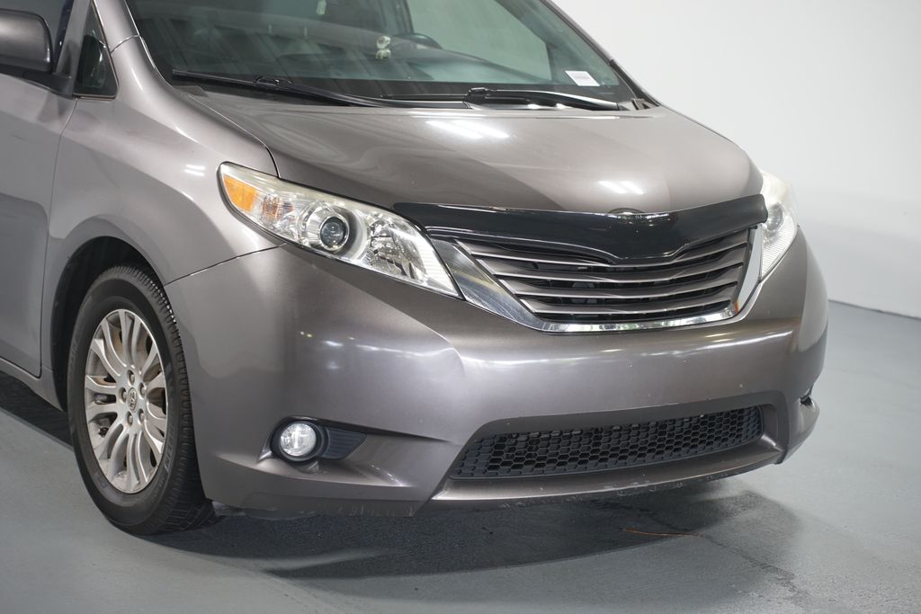 Thumbnail: 2016 Toyota Sienna - 4