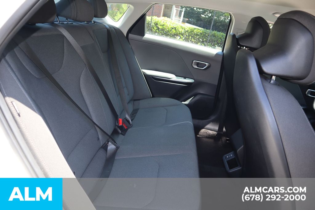Used 2025 White Kia LXS image 21