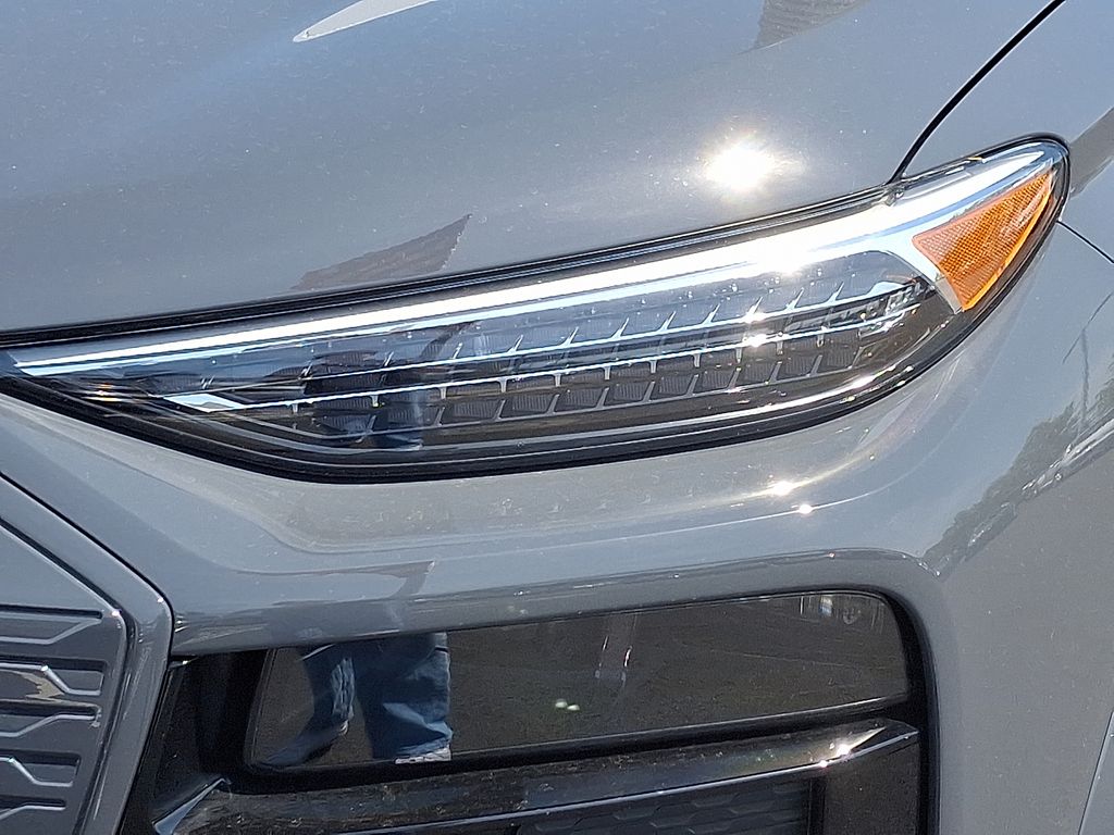 2025 Audi e-tron Premium 6