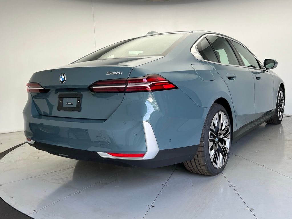 Thumbnail: 2026 BMW 5 Series - 3