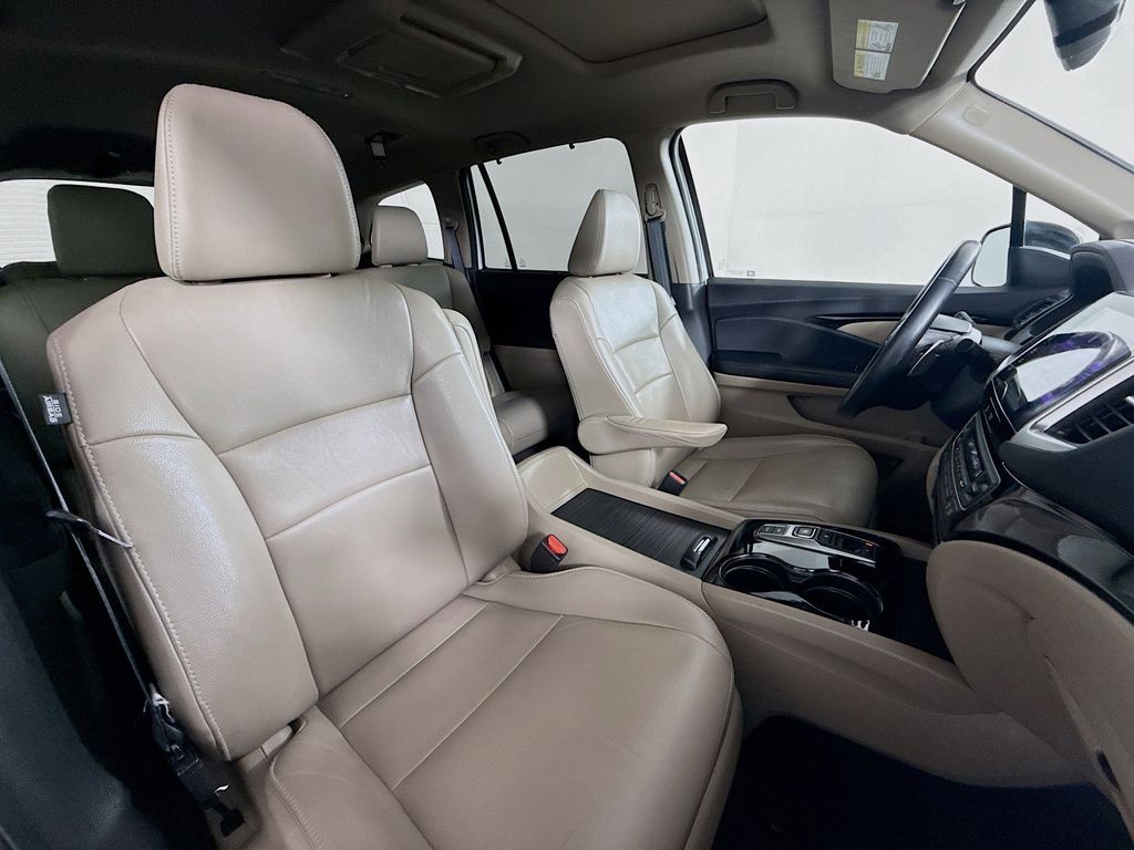 Thumbnail: 2017 Honda Pilot - 28