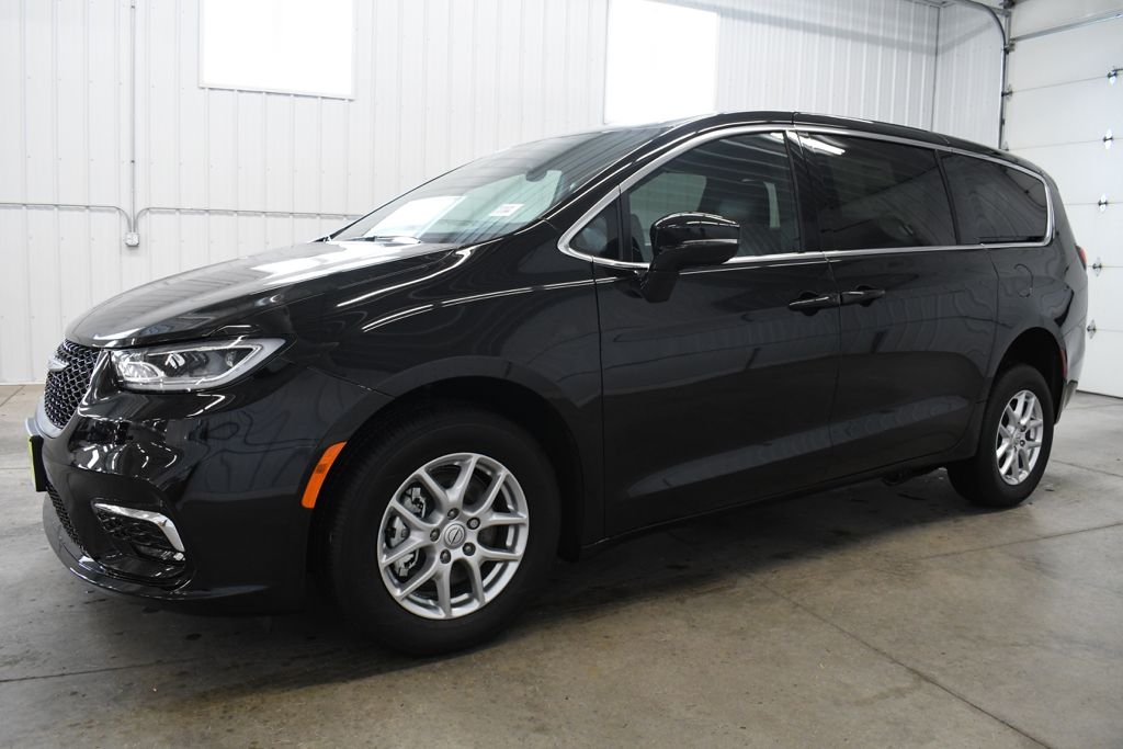 Used 2026 Black Chrysler Select image 3