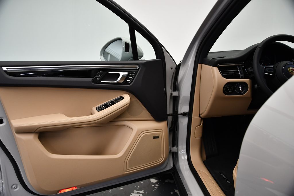 Thumbnail: 2025 Porsche Macan - 30