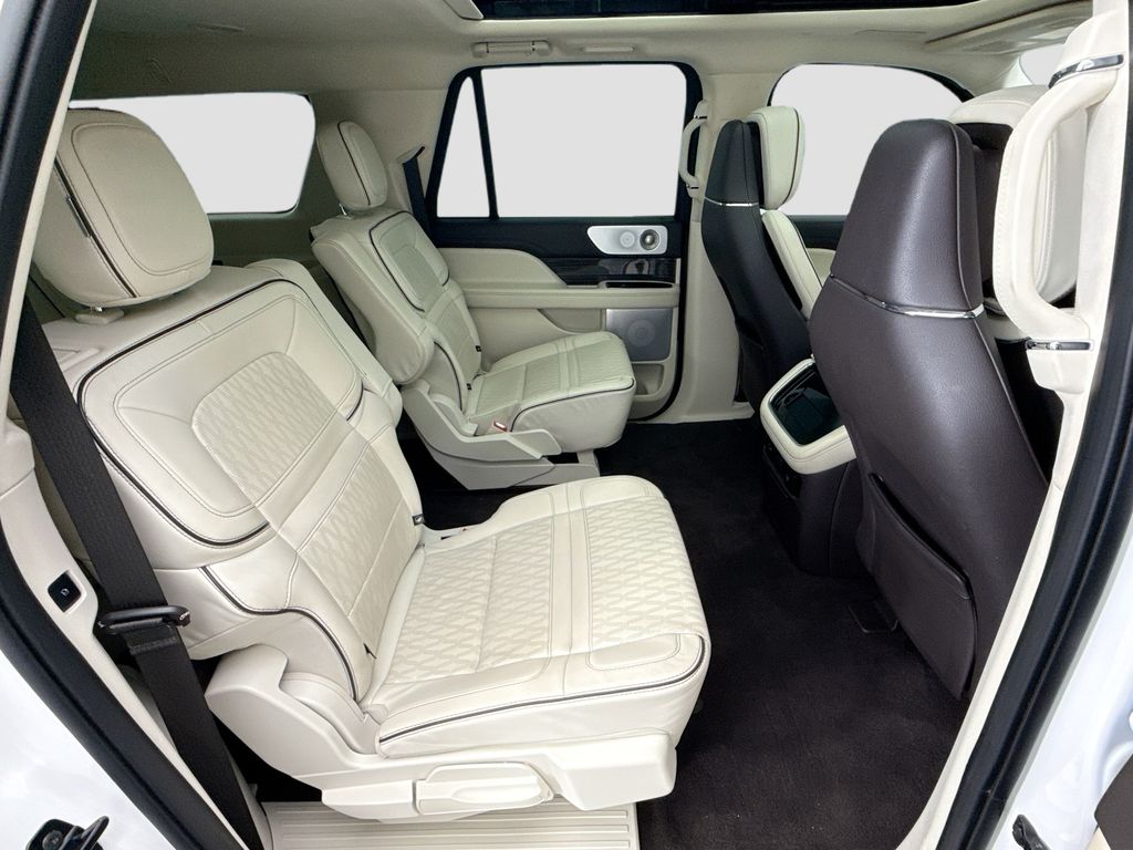 Thumbnail: 2023 Lincoln Navigator L - 23