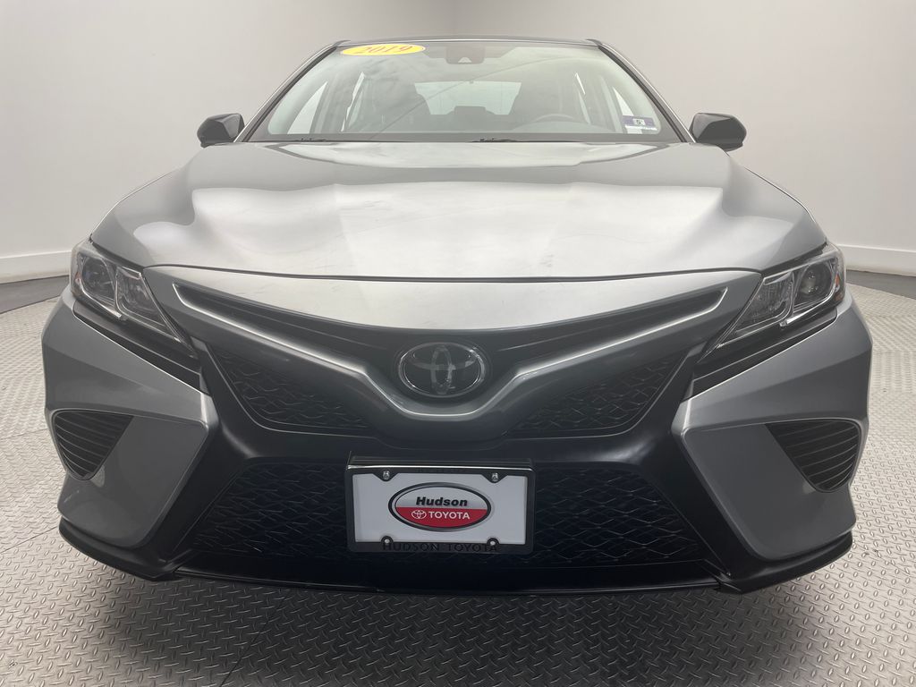 2019 Toyota Camry SE 2