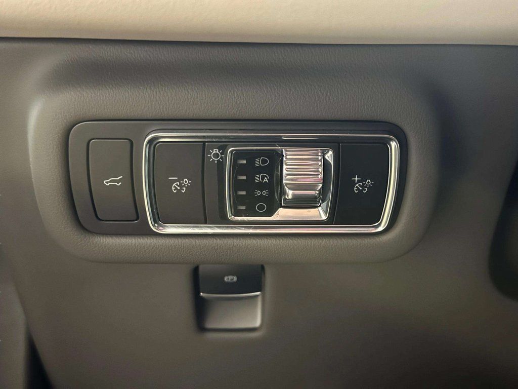 Certified Used 2024 White Platinum Metallic Tri-Coat Lincoln Reserve image 11