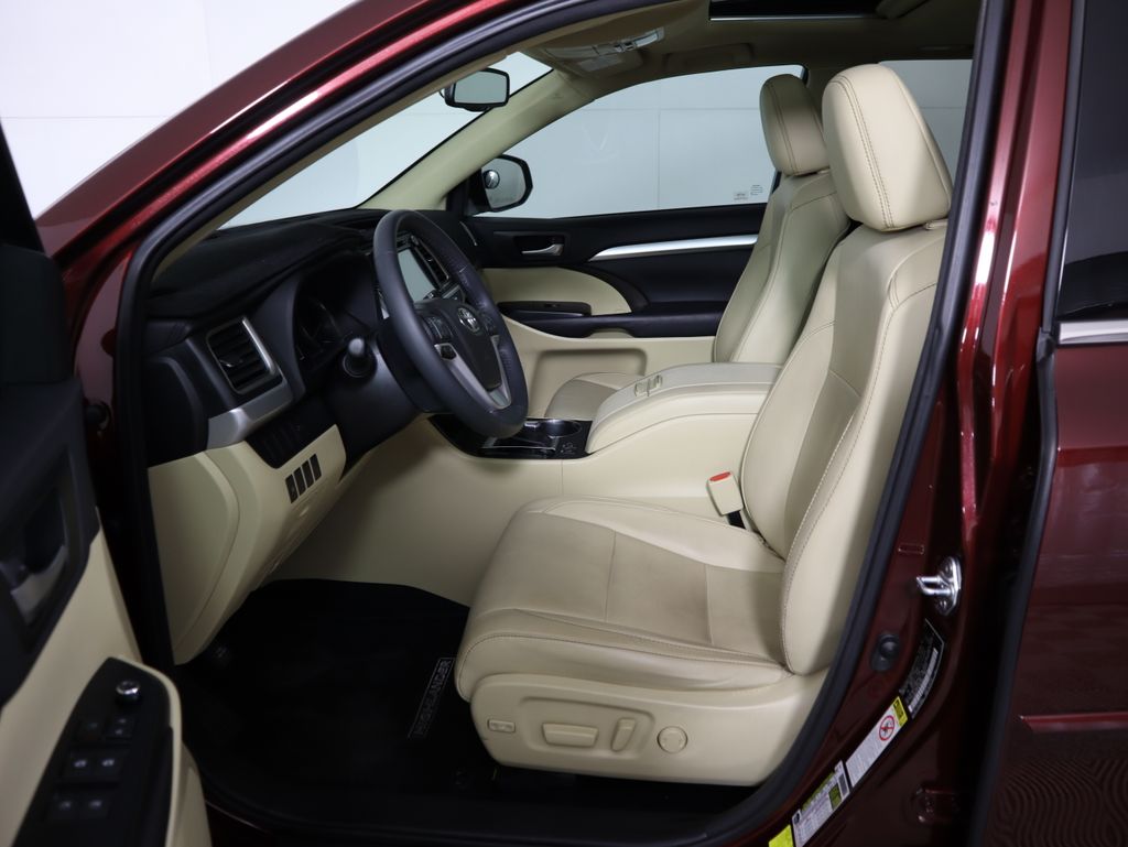 Thumbnail: 2016 Toyota Highlander - 19