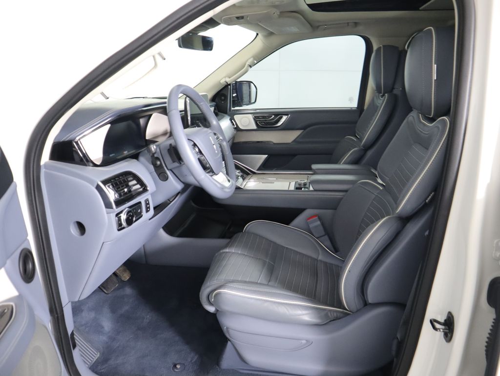 Thumbnail: 2021 Lincoln Navigator L - 20