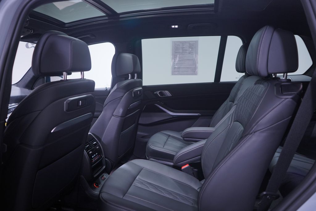 2025 BMW X7 M60i 9
