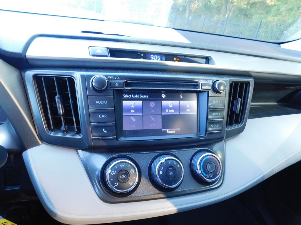 Thumbnail: 2015 Toyota RAV4 - 9