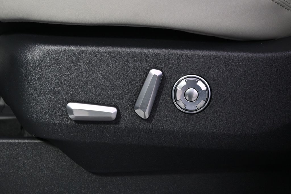 New 2026 White Lincoln Reserve image 14