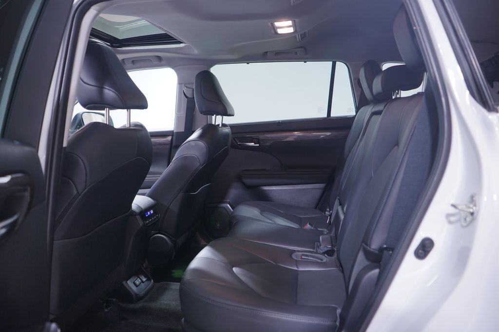 Thumbnail: 2023 Toyota Highlander - 9