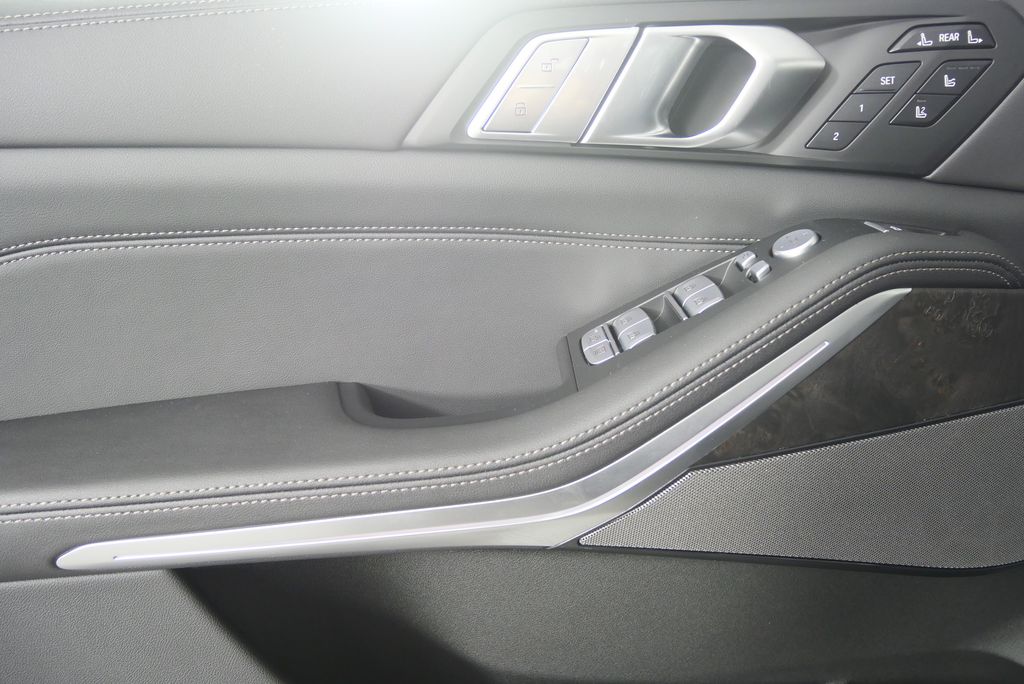 Thumbnail: 2026 BMW X7 - 9