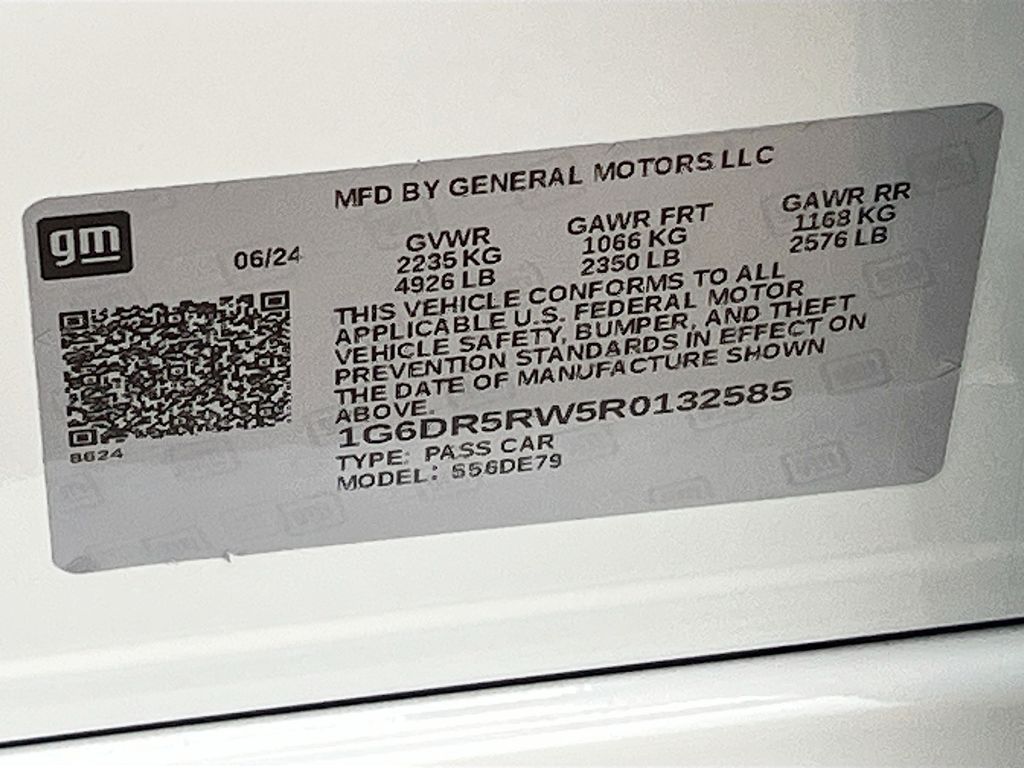 Used 2024 White Cadillac V-Series image 33