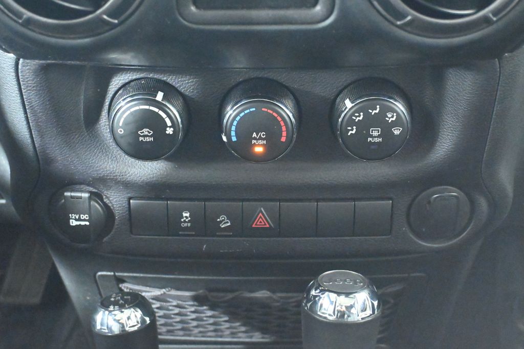 Thumbnail: 2018 Jeep Wrangler - 21