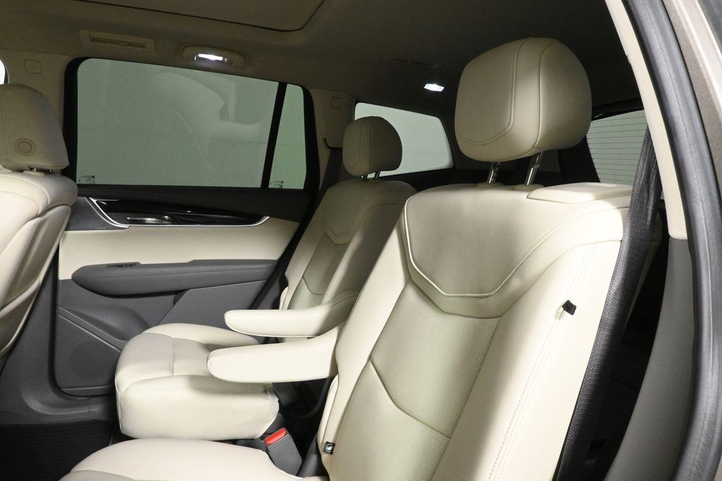 Thumbnail: 2022 Cadillac XT6 - 6