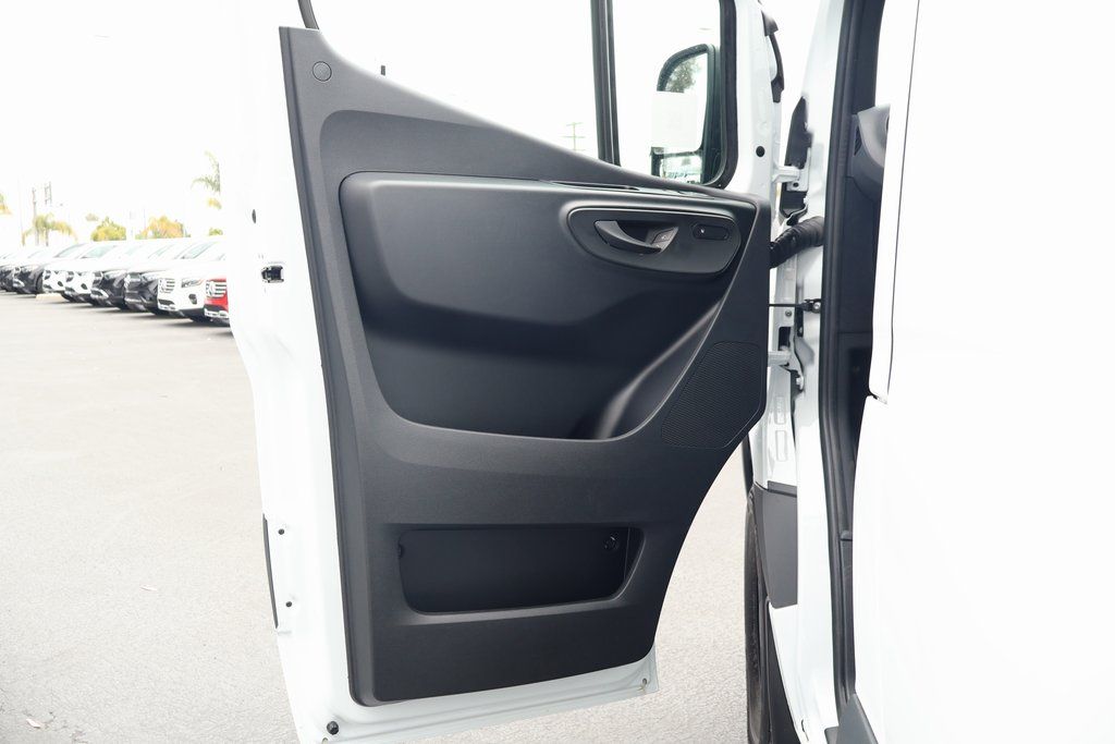 Thumbnail: 2025 Mercedes-Benz Sprinter - 7