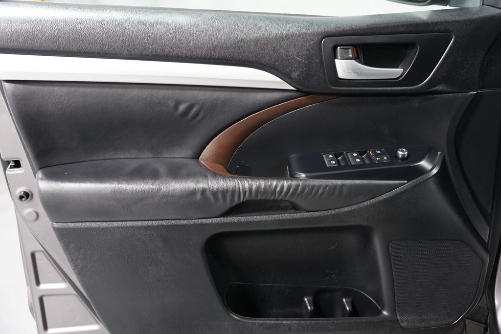 2015 Toyota Highlander XLE 29