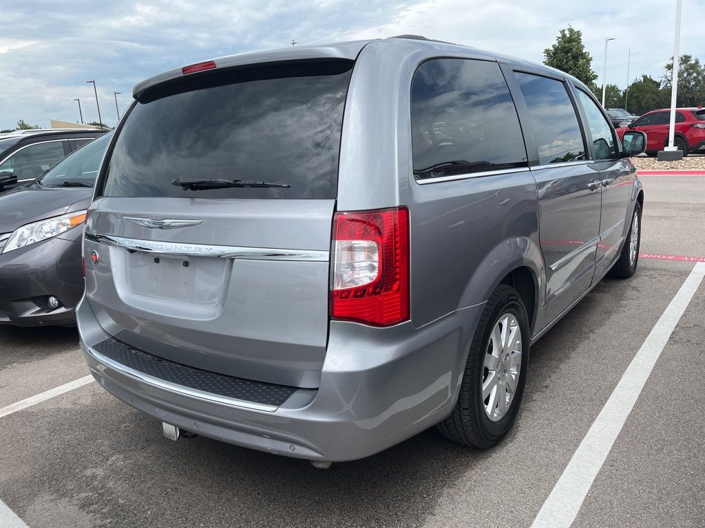 Thumbnail: 2013 Chrysler Town & Country - 3