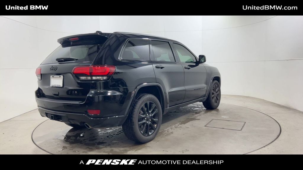 Thumbnail: 2017 Jeep Grand Cherokee - 8