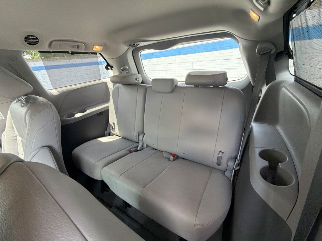 Thumbnail: 2017 Toyota Sienna - 21