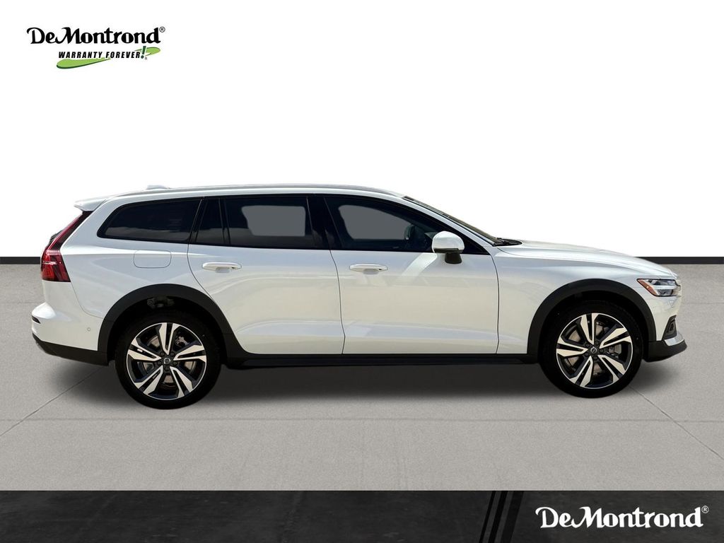 New 2026 Crystal White Volvo B5 Plus image 4