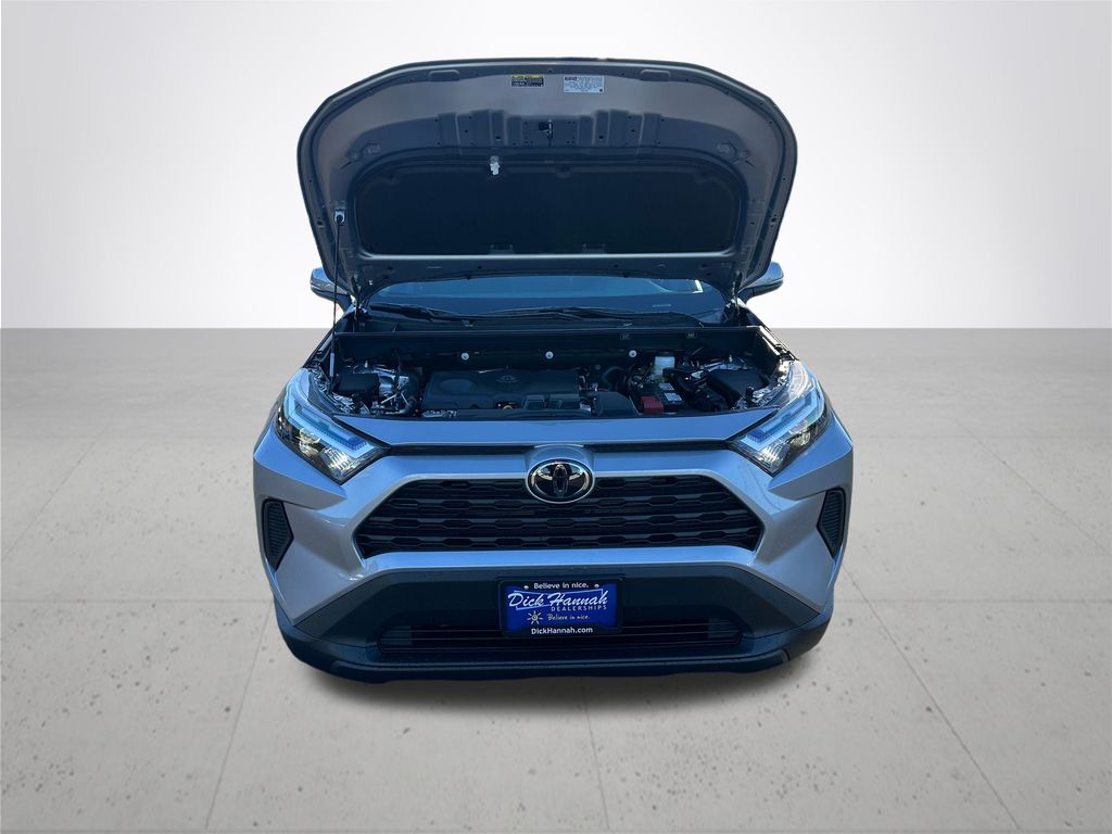 2025 Toyota RAV4 XLE photo 4