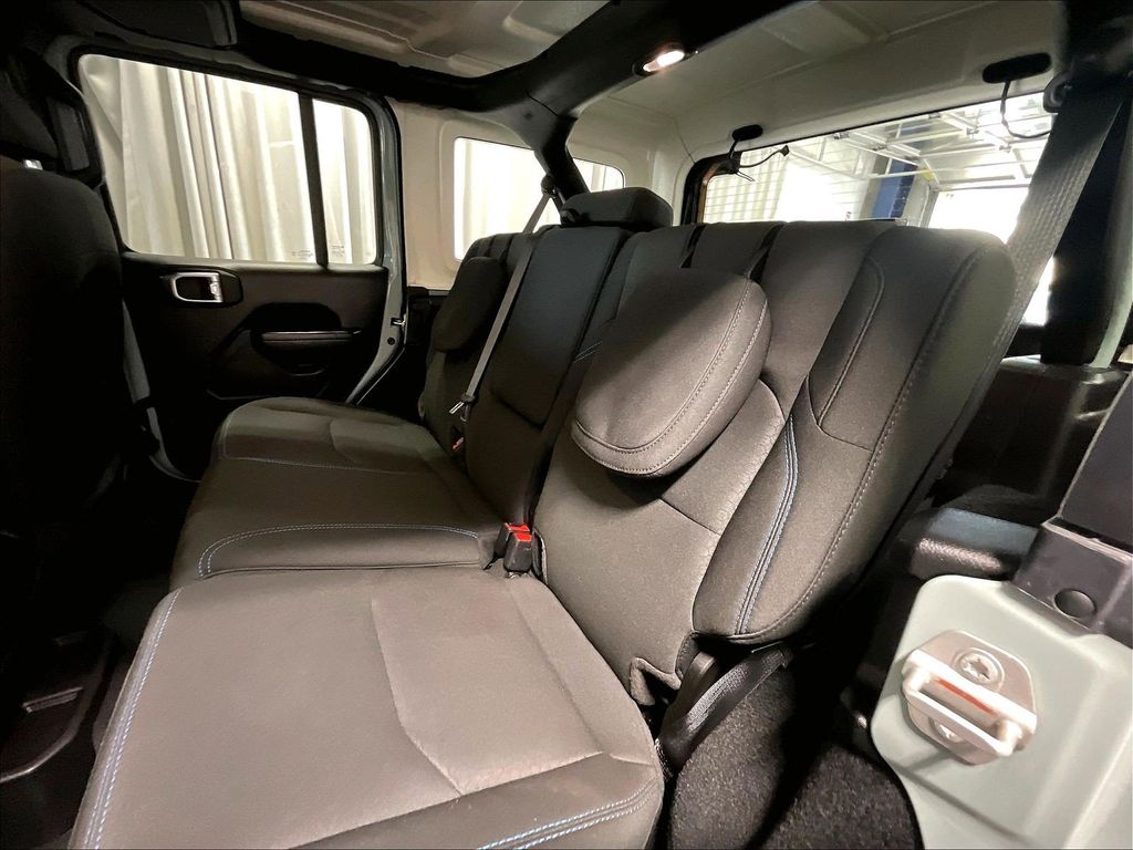 2023 Jeep Wrangler — photo 15