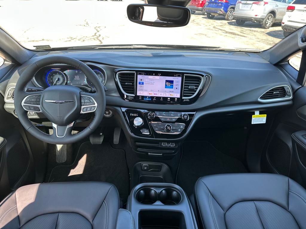 2025 Chrysler Voyager LX photo 12