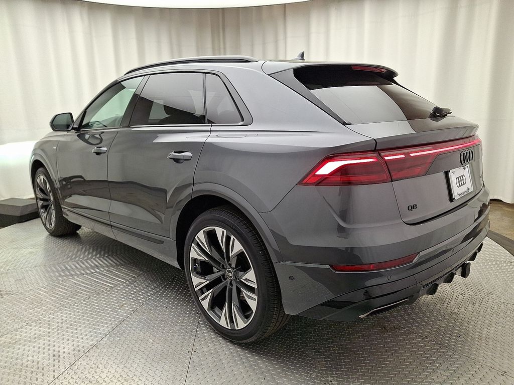 Thumbnail: 2026 Audi Q8 - 4