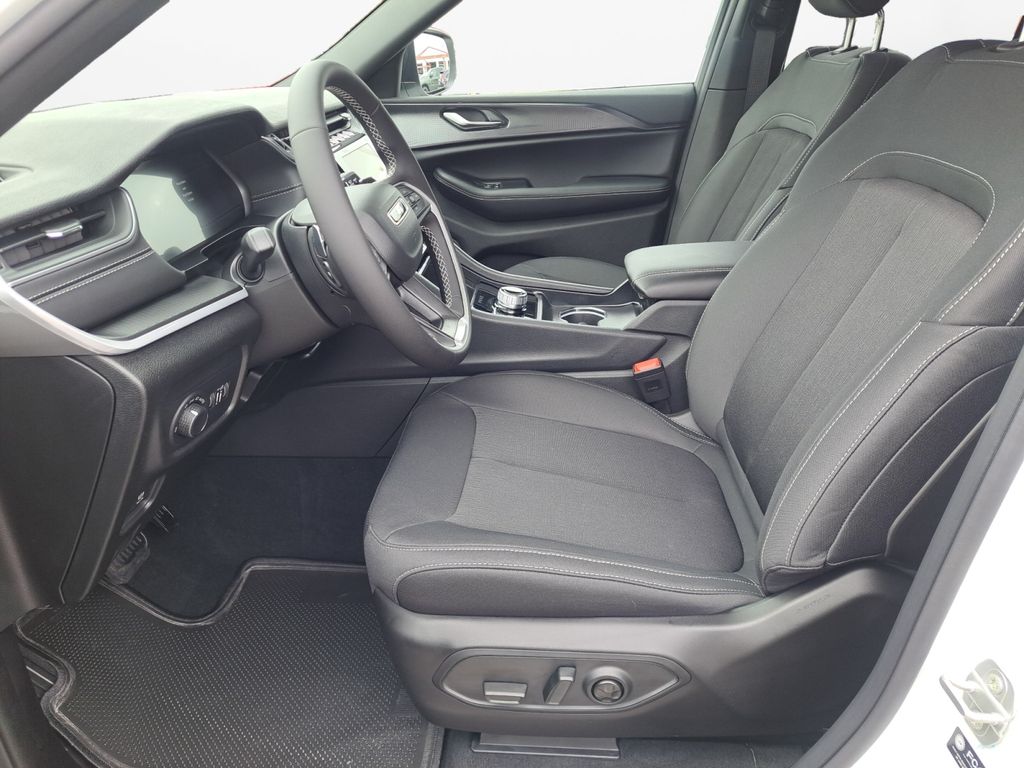 New Car 2025 Jeep Grand Cherokee  Laredo X For Sale Under $40,000 In Austin, Texas