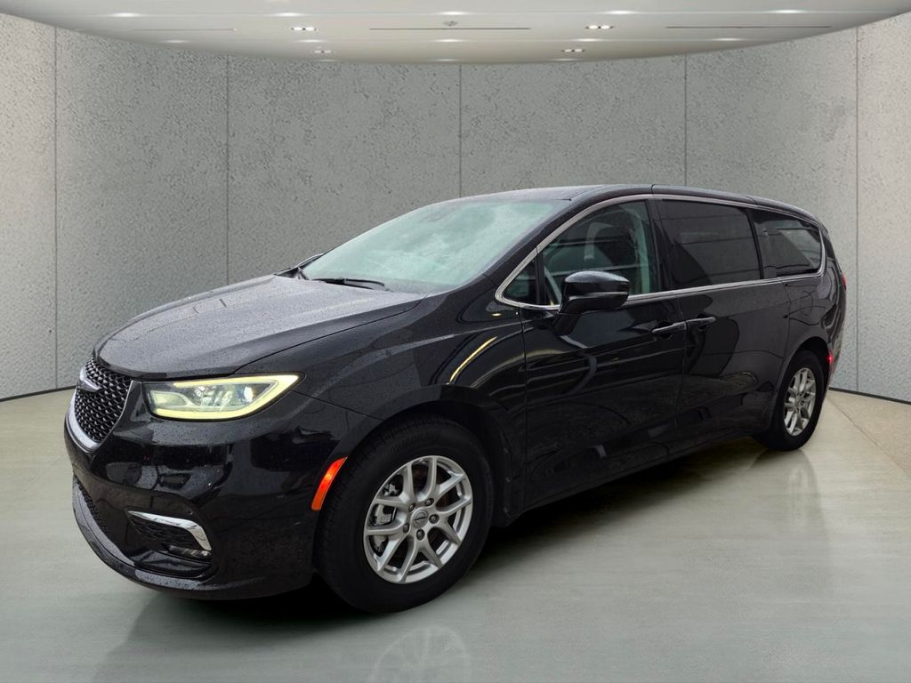 Used 2024 Chrysler Pacifica Van