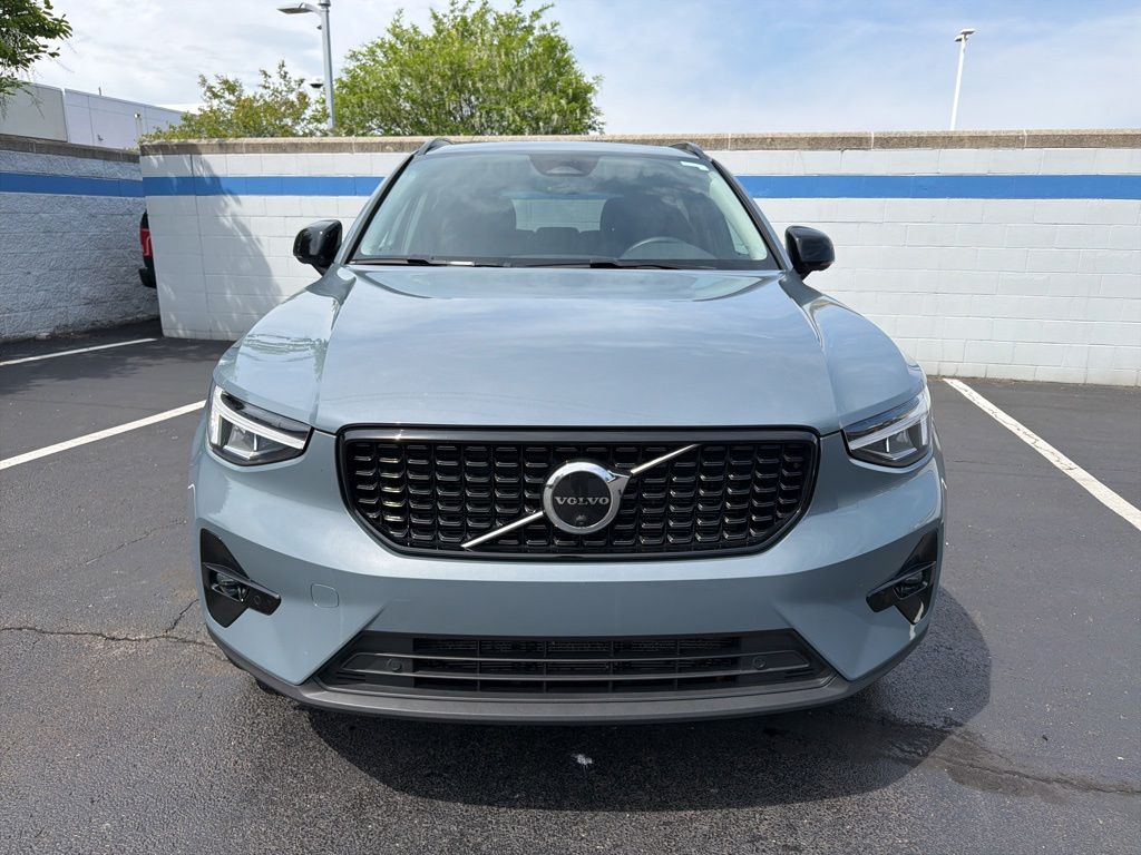 Thumbnail: 2023 Volvo XC40 - 8