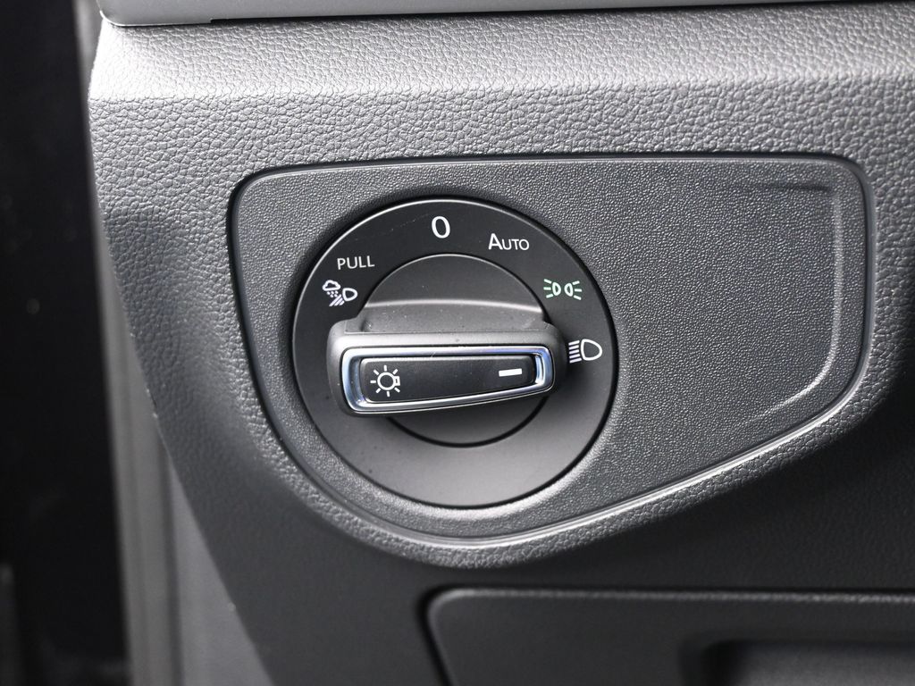 Used 2022 Deep Black Volkswagen 2.0T SE image 32