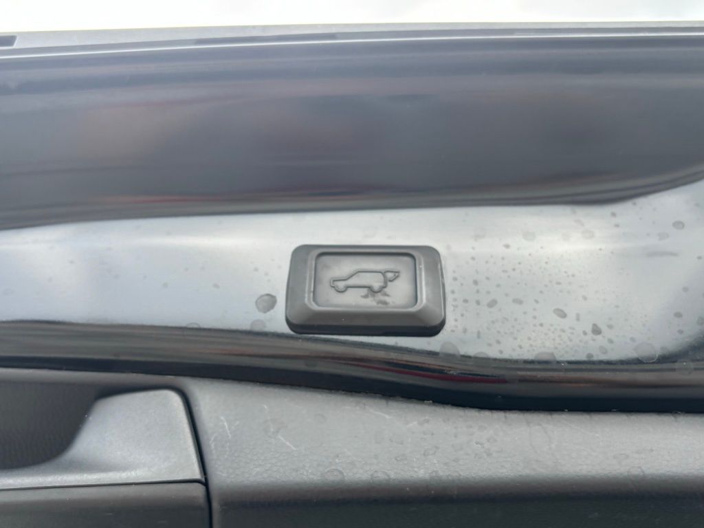 2021 Toyota RAV4 Hybrid XLE photo