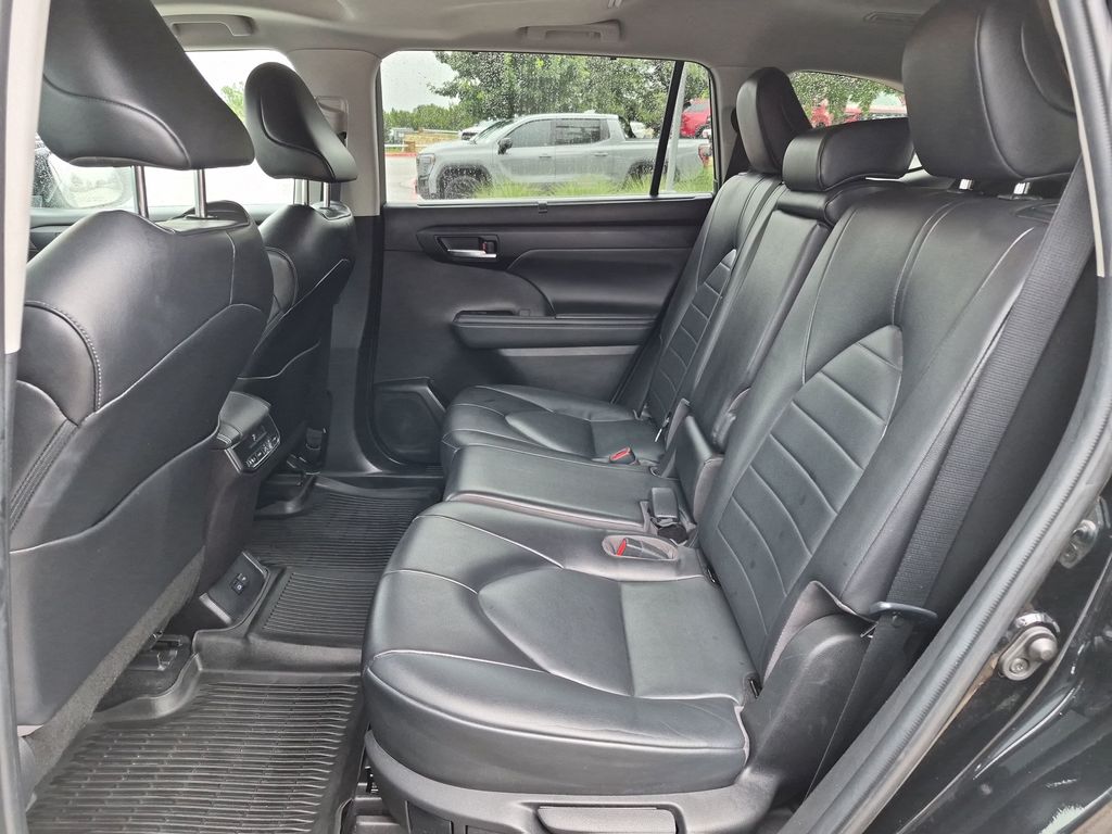 Used Car 2022 Toyota Highlander  Xle For Sale Under $30,000 In Austin, Texas