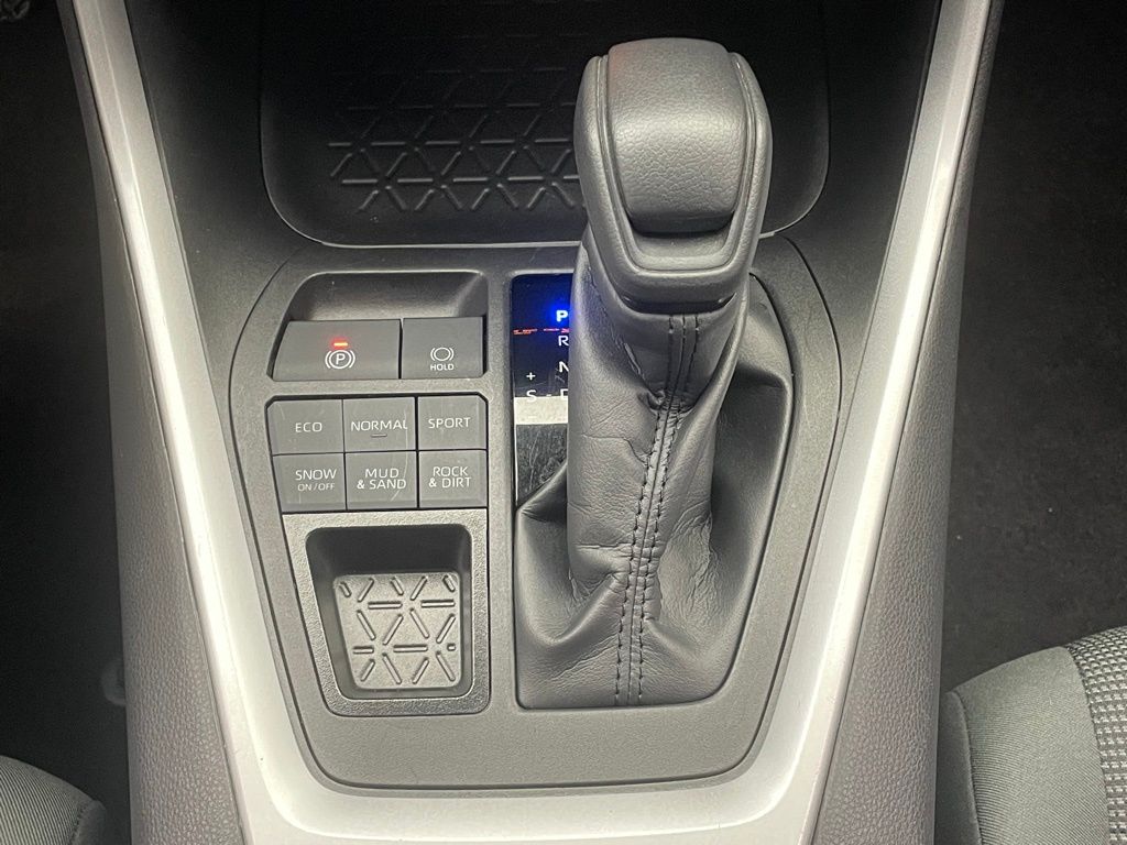 2024 Toyota RAV4 LE 28