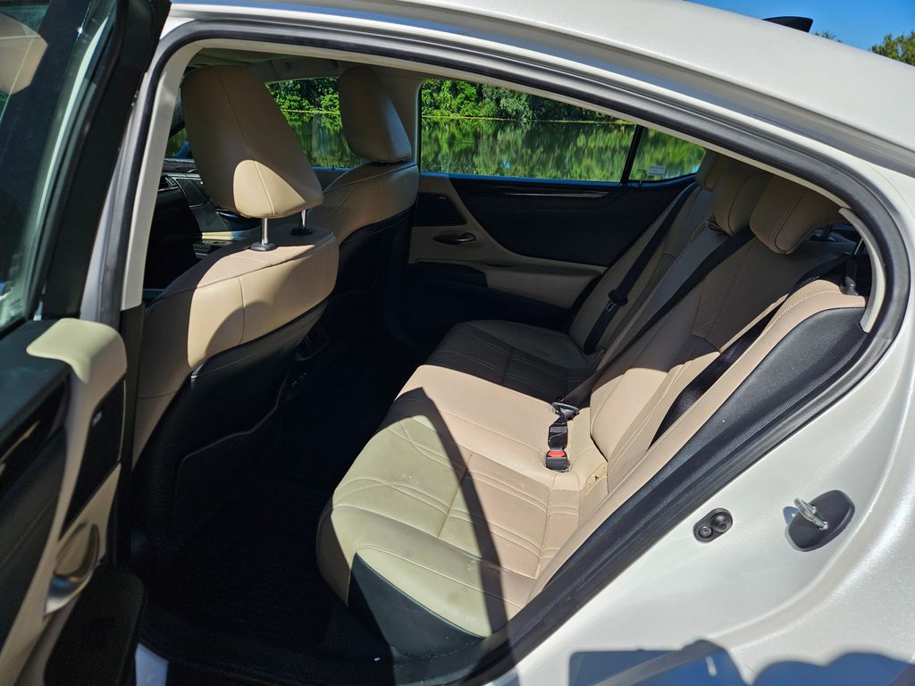 Thumbnail: 2019 Lexus ES - 12