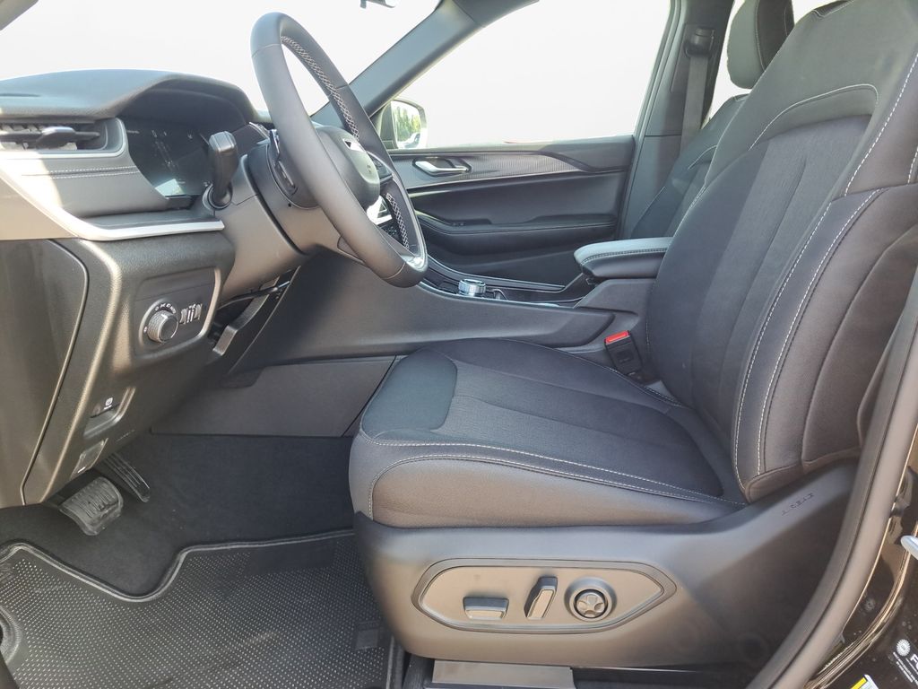 New Car 2025 Jeep Grand Cherokee  Laredo For Sale Under $35,000 In Austin, Texas