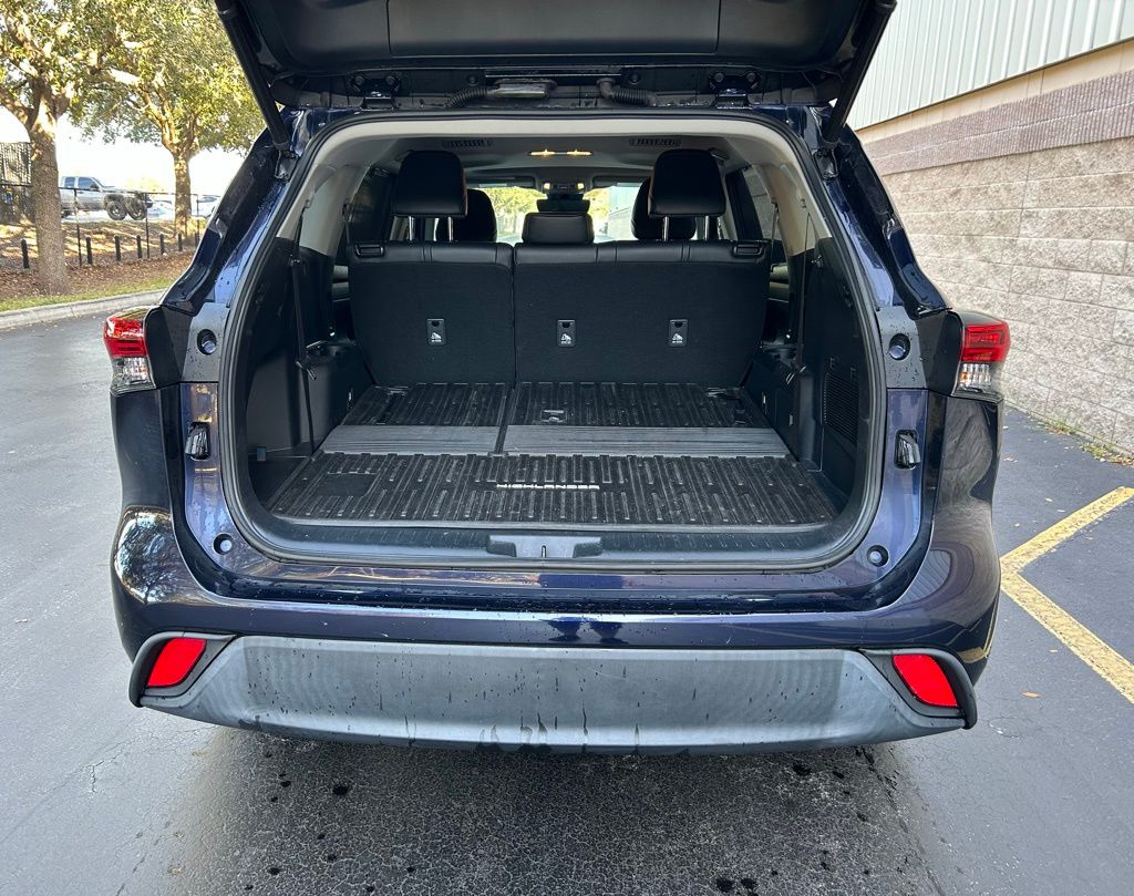 Thumbnail: 2023 Toyota Highlander - 10