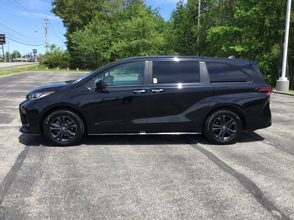 Thumbnail: 2025 Toyota Sienna - 2