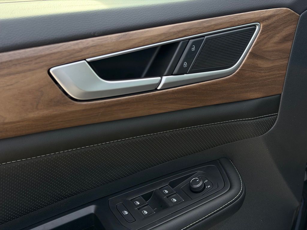 New 2026 Black Volkswagen 2.0T SE w/Technology image 18