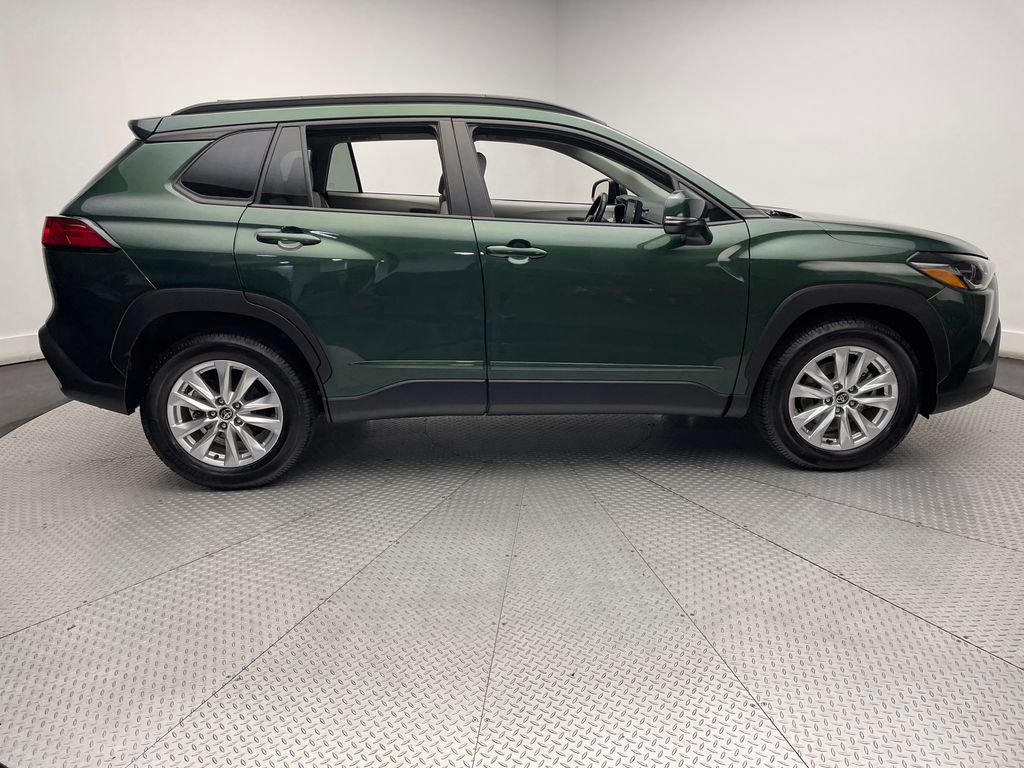 2022 Toyota Corolla Cross LE 4