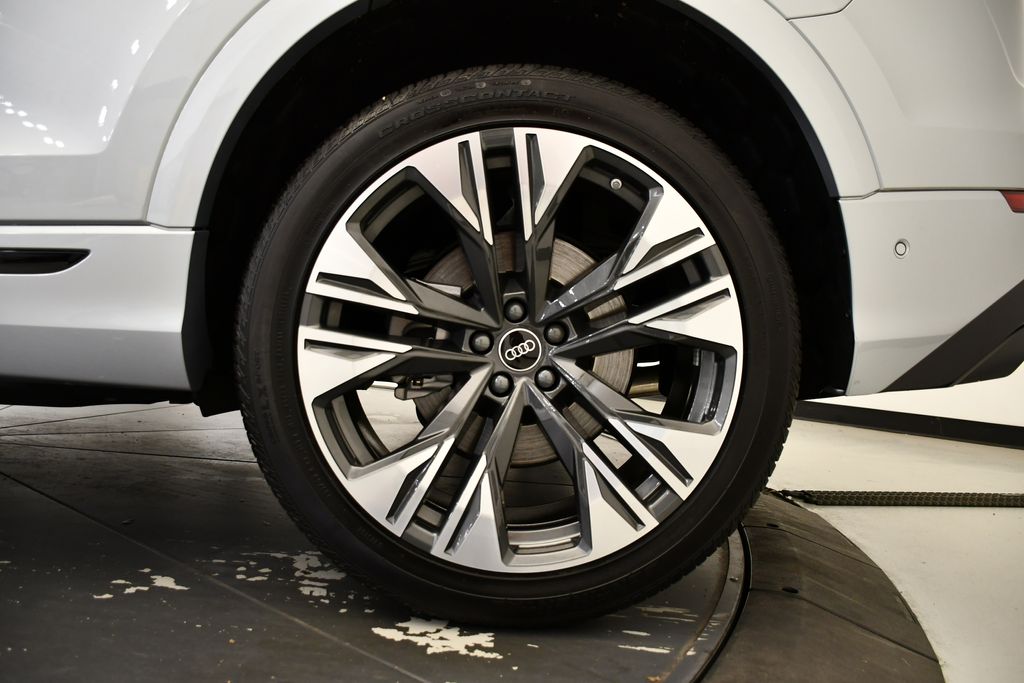 Thumbnail: 2025 Audi Q8 - 14