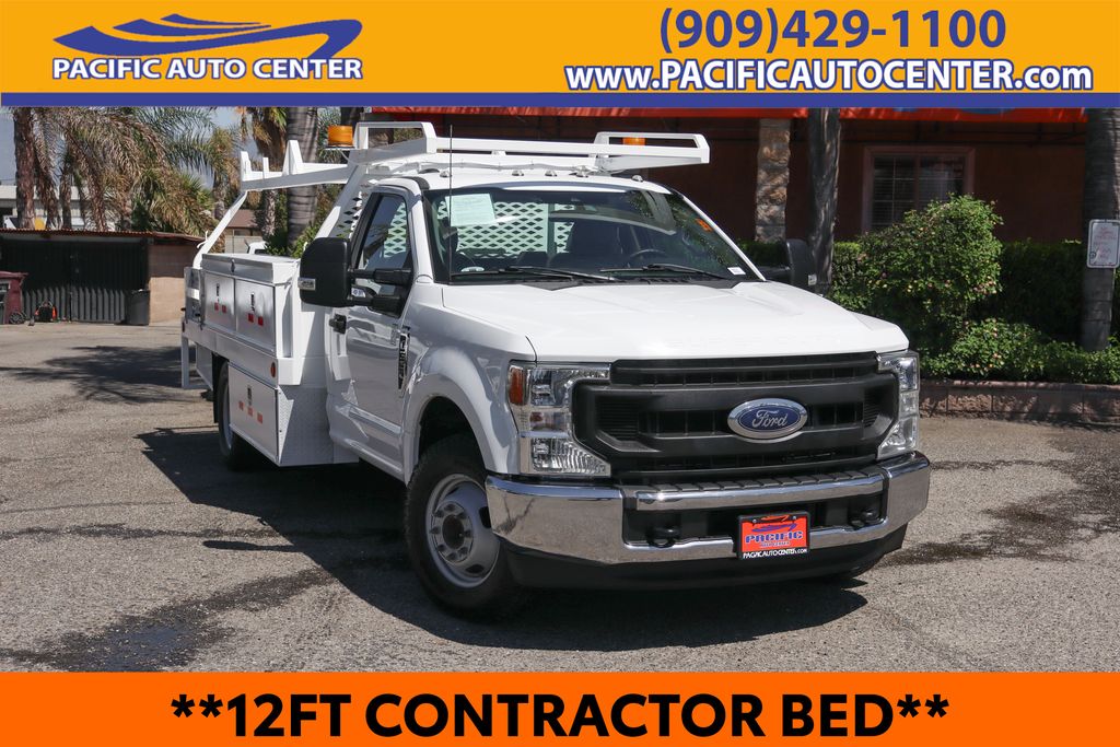 Oxford White 2022 Ford F-350 Super Duty Chassis Pickup Truck 4X2 Automatic