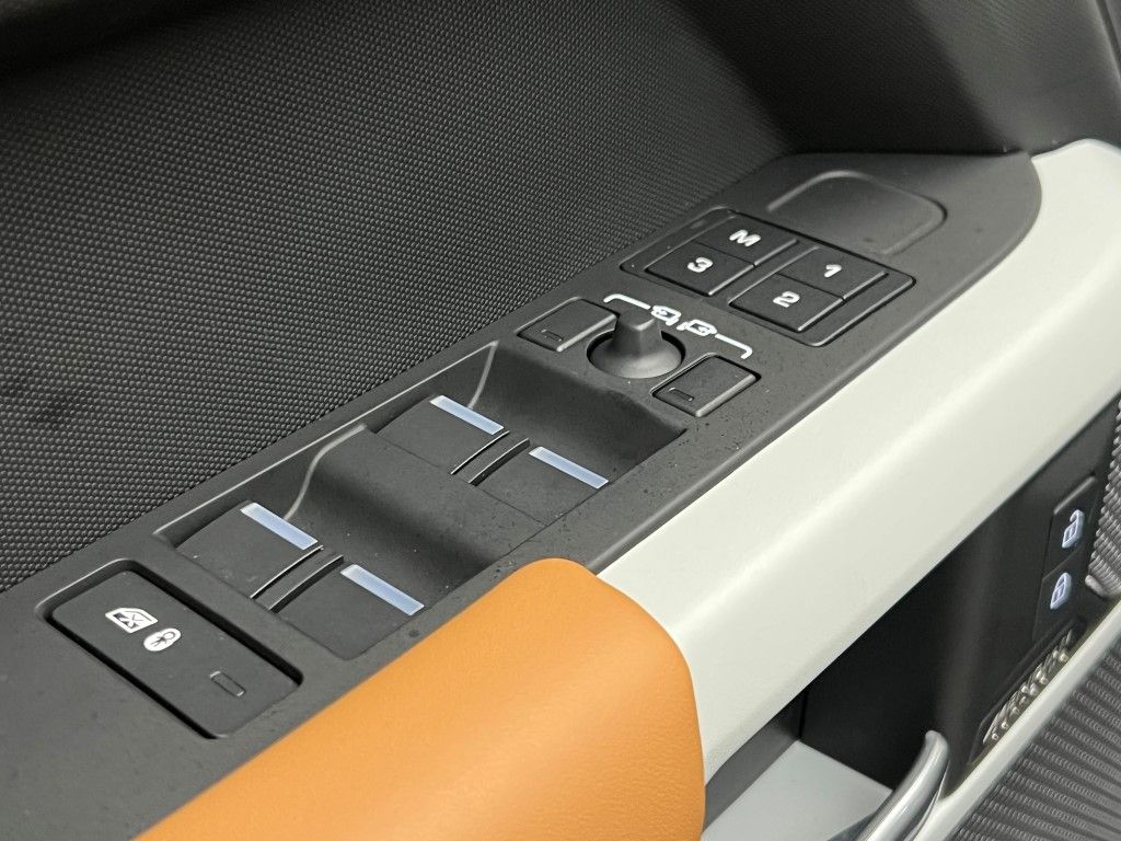 Thumbnail: 2024 Land Rover Defender - 21