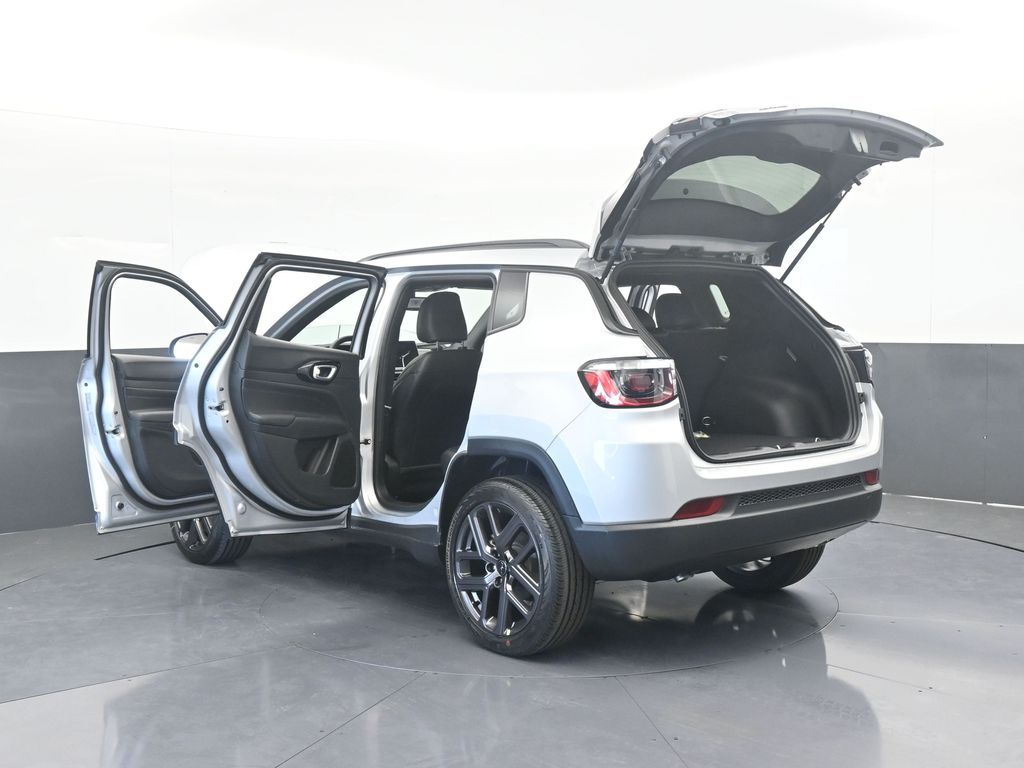 New 2026 silver zynith metallic clearcoat Jeep Latitude image 71