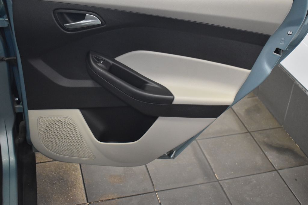 2012 Ford Focus SE 29