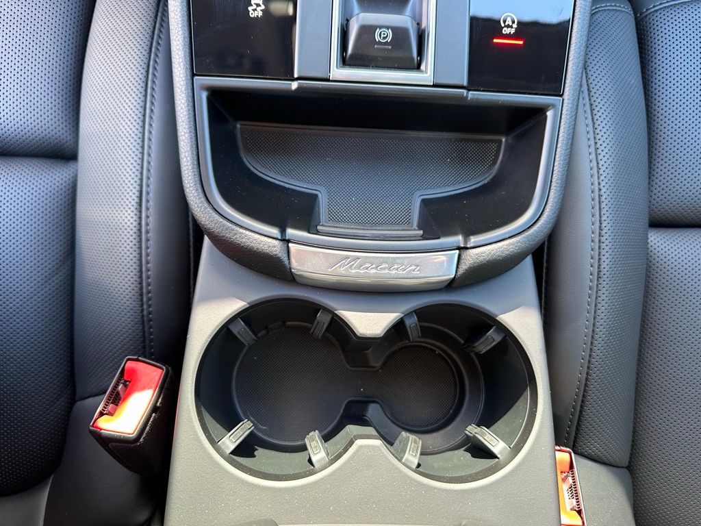 Thumbnail: 2026 Porsche Macan - 25